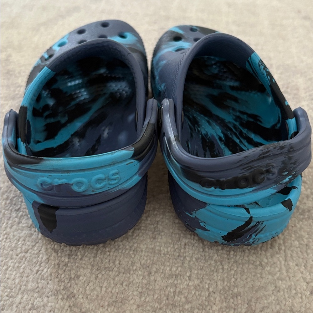 CROCS Kids Blue and Black marble size 9 - Picture 7 of 12